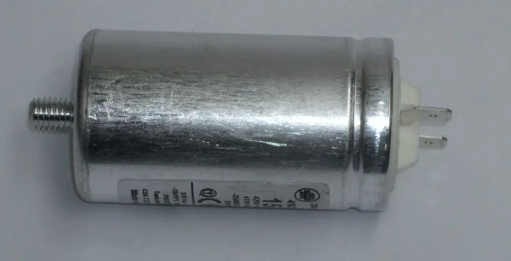 Kondensator in zylindrischer Form, mit Metallgehäuse und zwei Anschlussklemmen, geeignet für Anwendungen in Daikin-Geräten.